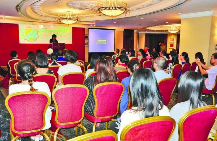 講座探討西方心理諮詢在華人社會的應用，吸引感興趣者出席。